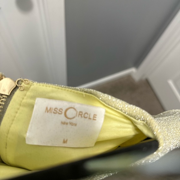 Miss Circle Gold Chiffon Glitter Dress - Picture 4 of 4